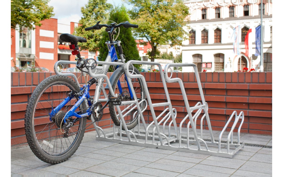Jak wybrać stojak rowerowy? Bezpieczne stojaki dla firm i miast