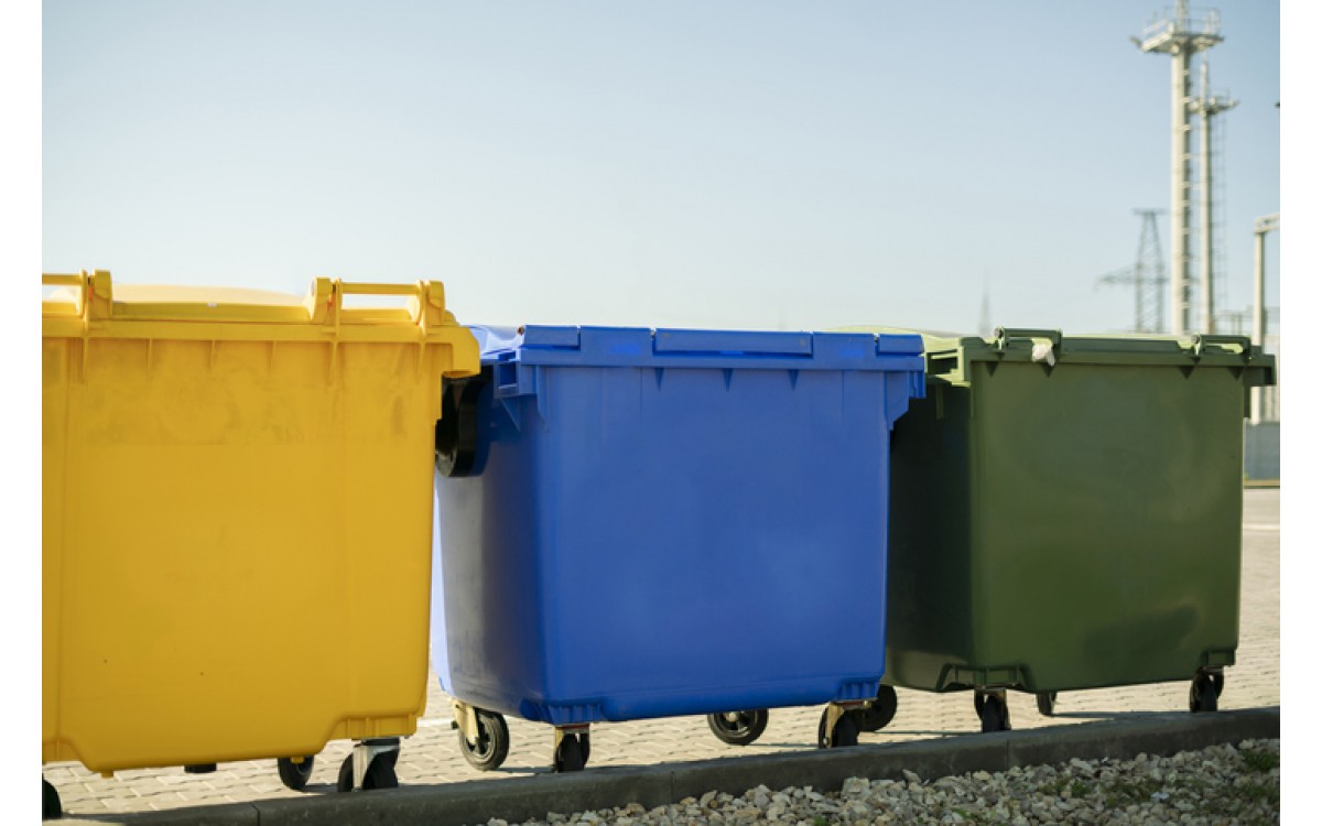 Pojemniki na odpady 1100 L – poznaj ich zalety i sprawdź, czym się różnią!